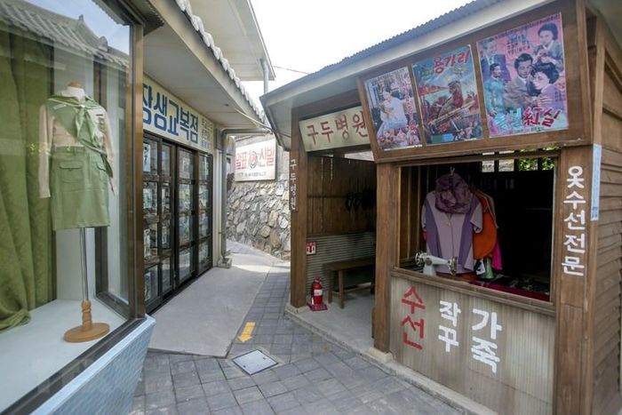  Một hiệu may mặc của Làng Jangsaengpo ở Ulsan trong những năm 1980. (Ảnh: Anh Nguyên/TTXVN)
