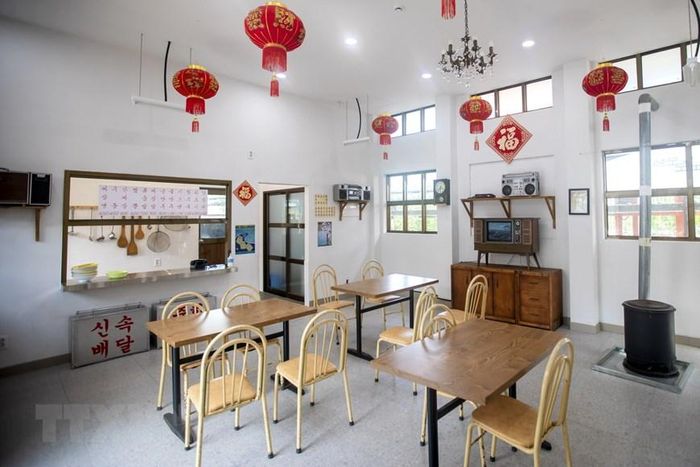  Không gian trong quán ăn của người dân Làng Jangsaengpo trong những năm 1980. (Ảnh: Anh Nguyên/TTXVN)
