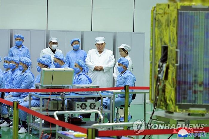 Nhà lãnh đạo Triều Tiên Kim Jong-un (thứ 2 từ phải sang, phía sau) cùng con gái Ju-ae (ngoài cùng bên phải, phía sau) thảo luận với các thành viên của Ủy ban Chuẩn bị Phóng Vệ tinh Không thường trực tại Bình Nhưỡng để kiểm tra vệ tinh trinh sát quân sự đầu tiên của nước này, ngày 16/5/2023. Ảnh: Yonhap