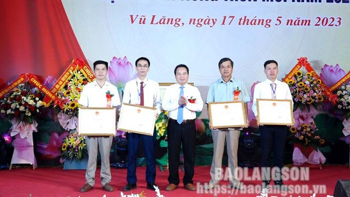 Lãnh đạo Sở Văn hóa, Thể thao và Du lịch trao bằng khen của Chủ tịch UBND tỉnh cho đại diện tập thể, cá nhân tiêu biểu trên địa bàn xã Vũ Lăng