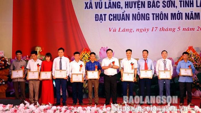 Lãnh đạo UBND huyện Bắc Sơn trao giấy khen cho các tập thể, cá nhân tiêu biểu trên địa bàn xã Vũ Lăng