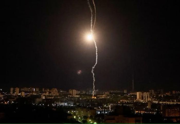 Một tên lửa trên bầu trời thủ đô Kiev, Ukraine, ngày 16/5. Ảnh: Reuters