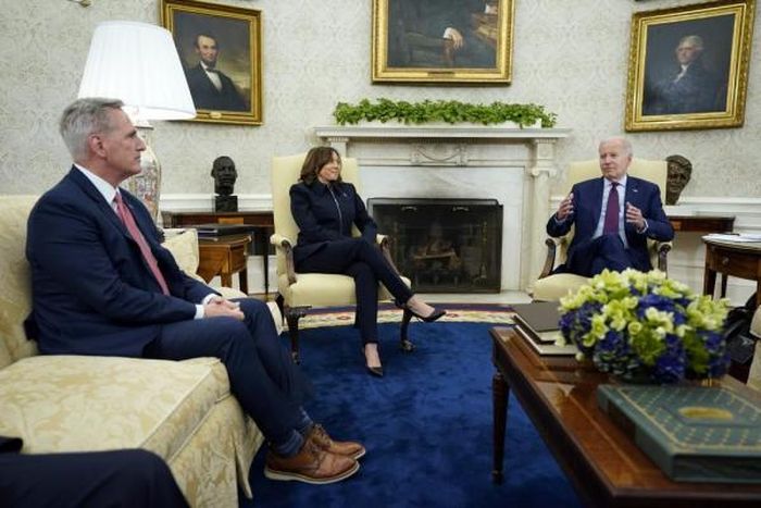 Từ phải qua trái: Tổng thống Mỹ Joe Biden, Phó Tổng thống Kamala Harris và Chủ tịch Hạ viện Kevin McCarthy tại cuộc họp ngày 16/5. Ảnh AP.
