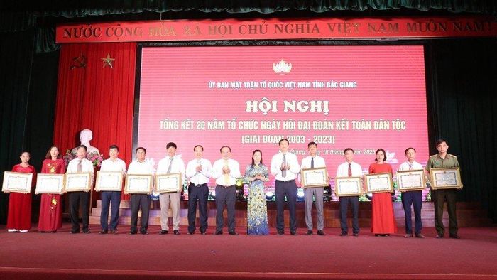 Lãnh đạo Tỉnh ủy, HĐND, UBND, Ủy ban MTTQ tỉnh tặng Bằng khen cho các tập thể tiêu biểu có thành tích xuất sắc trong 20 năm chỉ đạo, tổ chức Ngày hội.