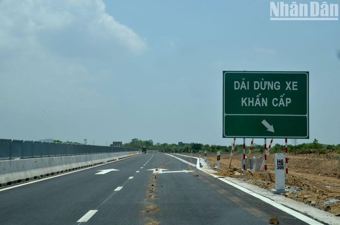 Biển chỉ dẫn vị trí dừng xe khẩn cấp được lắp đặt hoàn chỉnh.