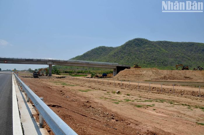 Nhà thầu vẫn đang thi công đường dẫn lên cầu vượt dân sinh qua cao tốc, thuộc địa bàn xã Hàm Trí, huyện Hàm Thuận Bắc, Bình Thuận.