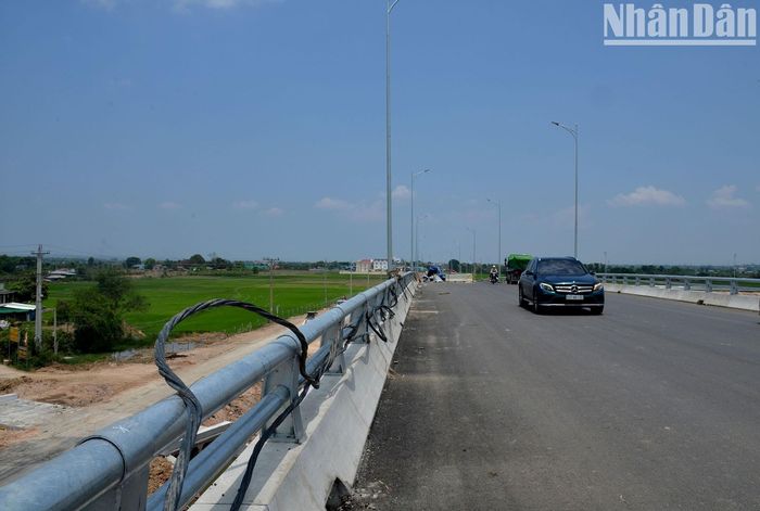 Cầu vượt dân sinh trên Quốc lộ 28 qua nút giao liên thông thị trấn Ma Lâm, huyện Hàm Thuận Bắc tại Km 208+701,74.