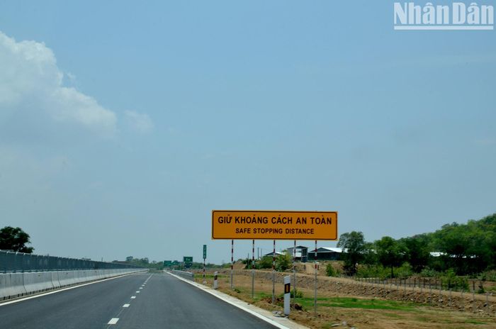 Nhiều biển cảnh báo giữ khoảng cách an toàn được lắp đặt trên tuyến cao tốc. 