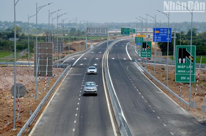 Nút giao liên thông cao tốc với Quốc lộ 28 qua thị trấn Ma Lâm, huyện Hàm Thuận Bắc đã được lắp đặt các hệ thống biển báo, biển chỉ dẫn và đèn chiếu sáng.