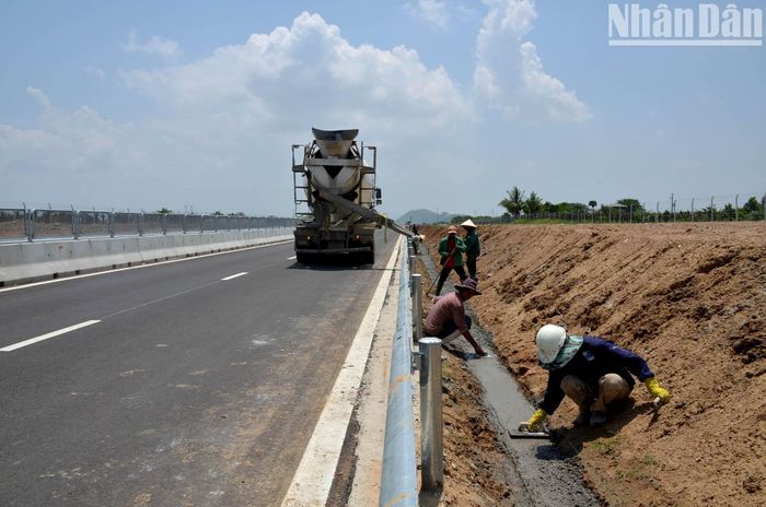 Các công nhân đang thi công rãnh thoát nước dọc, thuộc gói thầu XL-04 cao tốc Vĩnh Hảo-Phan Thiết tại vị trí thuộc địa bàn xã Thuận Hòa, huyện Hàm Thuận Bắc.