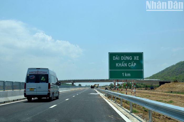 Mặc dù nhà thầu vẫn đang hoàn thiện các hạng mục an toàn giao thông, nhưng một số phương tiện giao thông đã đi vào cao tốc.