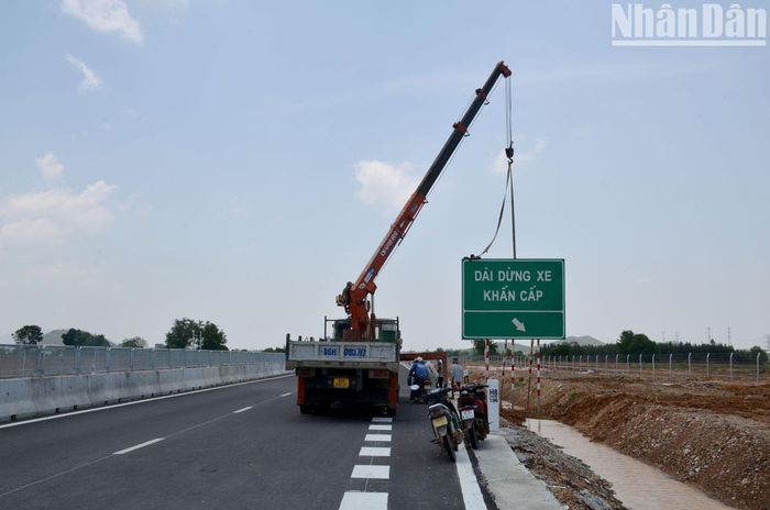 Trưa ngày 18/5, đơn vị thi công thuộc gói thầu XL-04 cao tốc Vĩnh Hảo-Phan Thiết vẫn đang tiến hành lắp đặt biển chỉ dẫn vị trí dừng xe khẩn cấp đi qua địa bàn xã Hồng Sơn, huyện Hàm Thuận Bắc. 