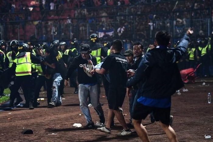 Hình ảnh hỗn loạn dẫn đến thương vong trong trận bóng đá ở Indonesia. Ảnh: AFP