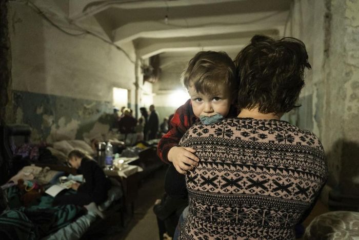 Ở Ukraine cũng như Nga, có một hệ thống ga tàu điện ngầm phát triển, thời bình thì phục vụ cuộc sống dân sinh. Còn trong trường hợp có chiến tranh, nơi đây được chuyển đổi thành hầm tránh bom rất hiệu quả, chứa được nhiều người và có khả năng bảo vệ an toàn ở mức cao cho người trú tránh. Ảnh: AP.