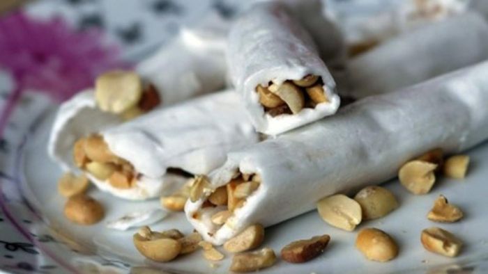 Bên cạnh kẹo chỉ, kẹo kéo cũng là món ăn tuổi thơ đáng nhớ. Chỉ với vài thanh kẹo trắng tinh, cuộn cùng những hạt đậu phộng rang là món ăn vặt "bất hủ" đã được ra lò.