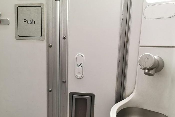 Hút thuốc bị cấm trên máy bay, nhưng theo quy định an toàn hàng không, trên máy bay vẫn có một bộ phận để bỏ điếu thuốc. Thậm chí, các máy bay phải có gạt tàn mới đủ tiêu chuẩn để cất cánh.