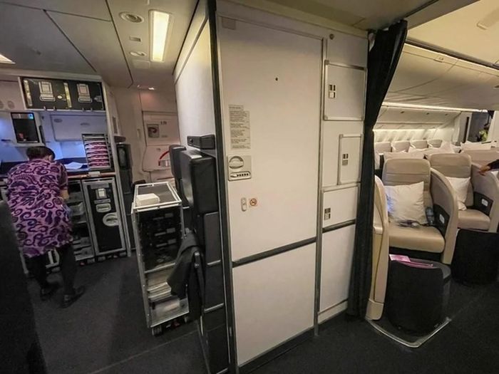 Trên chiếc Boeing 777-300ER, lối vào phòng nghỉ của phi công được bố trí ở khu vực bếp, với cánh cửa "ngụy trang" giống như một ngăn tủ".