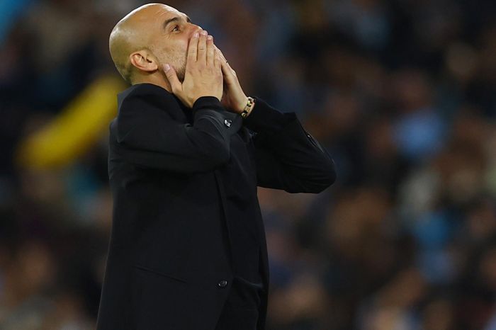 Guardiola gửi nụ hôn lên khán đài Etihad