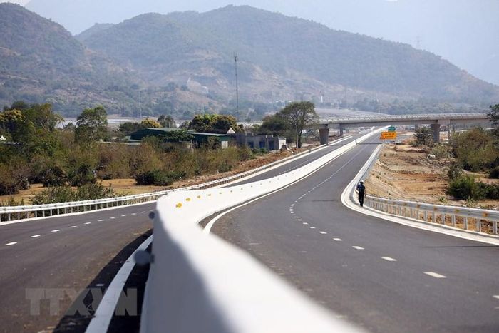 Giai đoạn đầu cao tốc Nha Trang-Cam Lâm có quy mô 4 làn xe, vận tốc 80km/h, rộng 17m. (Ảnh: Huy Hùng/TTXVN)