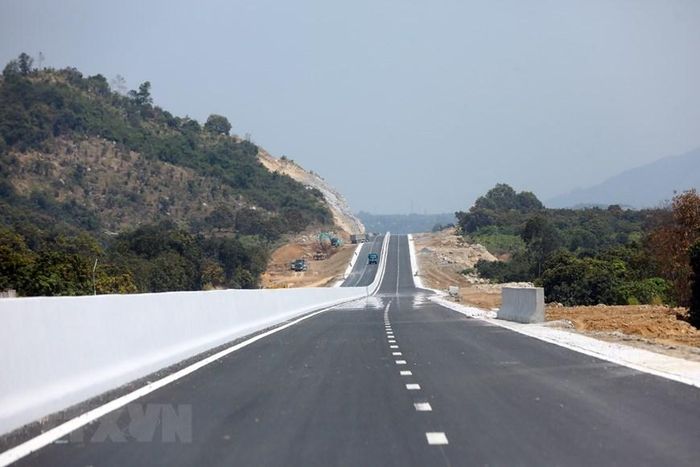 Tuyến cao tốc Vĩnh Hảo-Phan Thiết có mặt cắt ngang 4 làn xe lưu thông 2 chiều, trên tuyến bố trí các vị trí (dải) dừng xe khẩn cấp với khoảng cách 4-5km/điểm trên cùng một chiều xe chạy. (Ảnh: Huy Hùng/TTXVN)