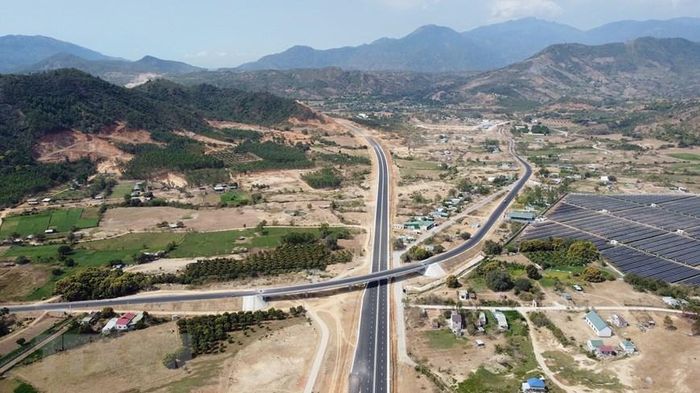 Cao tốc Nha Trang-Cam Lâm dài 49,11 km, có điểm đầu tại Km5+783 thuộc xã Diên Thọ, huyện Diên Khánh; điểm cuối tại Km54+00 thuộc xã Cam Thịnh Tây, TP Cam Ranh. (Ảnh: Huy Hùng/TTXVN)