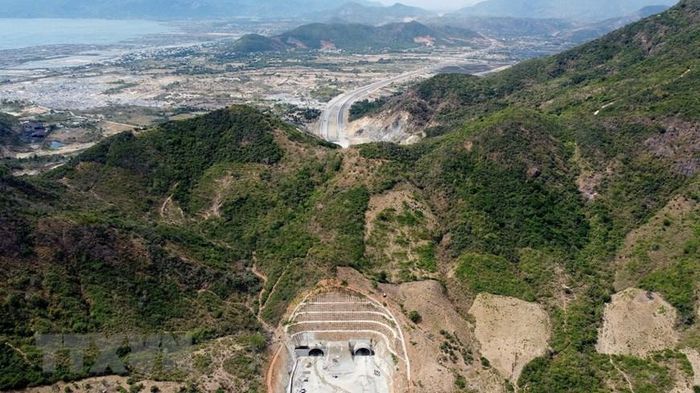 Hầm xuyên núi Dốc Sạn tuyến cao tốc Cam Lâm-Nha Trang nhìn từ trên cao. (Ảnh: Huy Hùng/TTXVN)