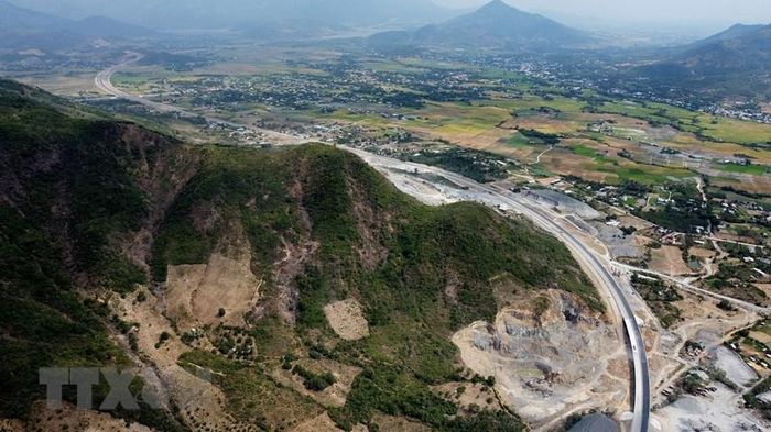 Đường dẫn phía Bắc vào hầm Dốc Sạn tuyến cao tốc Cam Lâm-Nha Trang. (Ảnh: Huy Hùng/TTXVN)