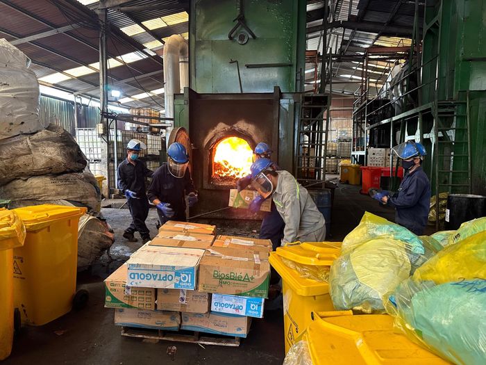Cơ quan chức năng tiêu hủy lô hàng không rõ nguồn gốc, xuất xứ.