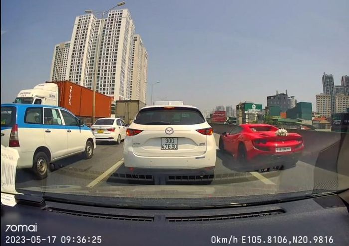 Chiếc Ferrari biển "VIP" cũng chạy trên làn khẩn cấp. Ảnh cắt từ clip