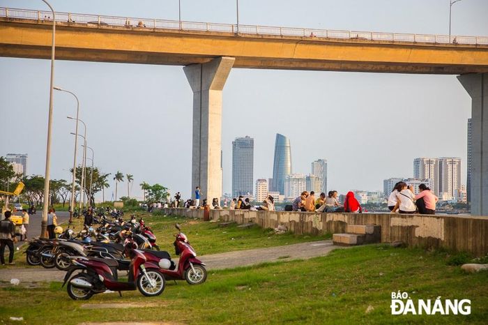 Khi cái nắng bắt đầu dịu xuống, đông đảo bạn trẻ lại tập trung đến chân cầu Thuận Phước để hưởng gió biển cùng ngắm khoảnh khắc hoàng hôn đẹp rạng ngời trong những ngày này.