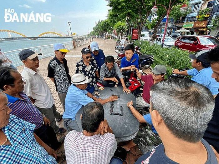 Người dân tranh thủ chơi đánh cờ trên các tuyến đường rợp bóng cây xanh để tránh nóng.