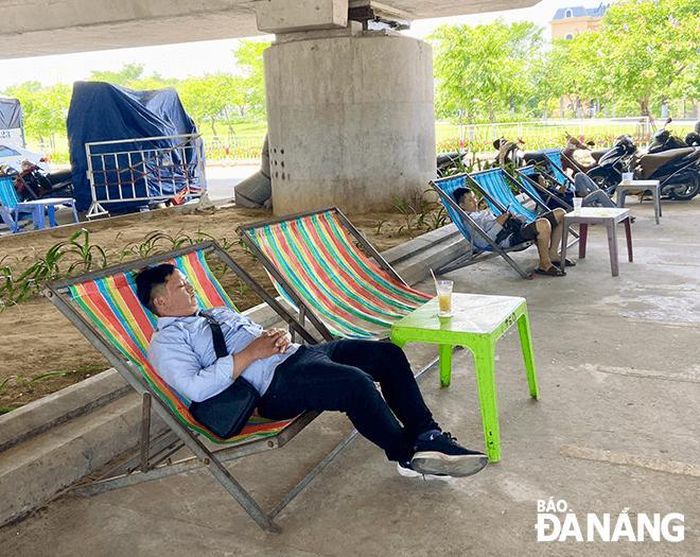 Nhiều người chọn các quán nước dưới chân cầu Trần Thị Lý làm nơi nghỉ trưa.