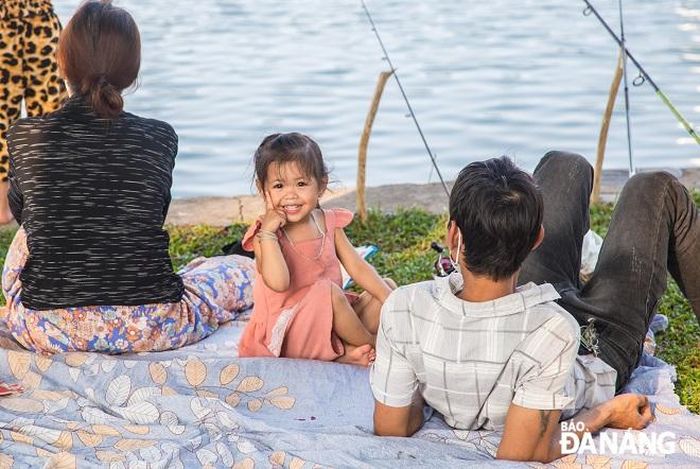 Em bé cười thích thú khi được bố mẹ đưa ra Công viên 29-3 hóng mát.