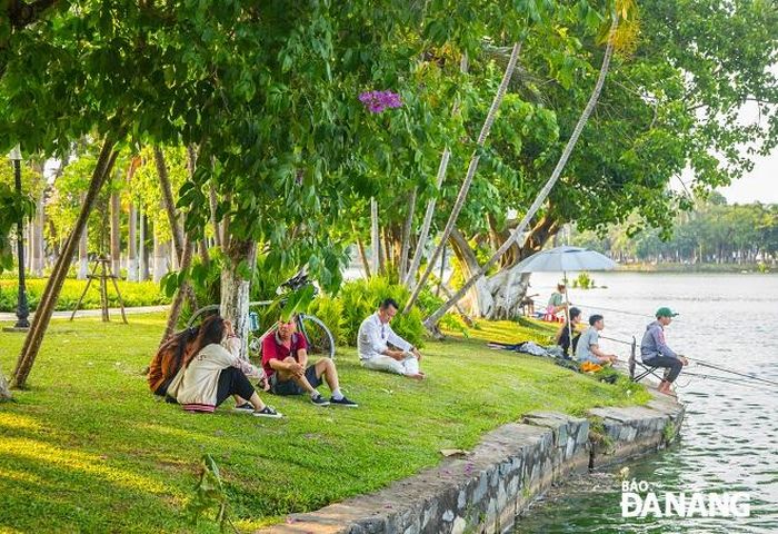 Công viên 29-3 cũng là điểm làm nơi nghỉ mát, dã ngoại để tránh nắng nóng gay gắt.