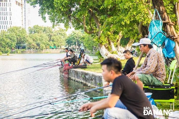 Nhiều người chọn tại Công viên 29-3 làm nơi lý tưởng để câu cá thư giãn trong những ngày nắng nóng.