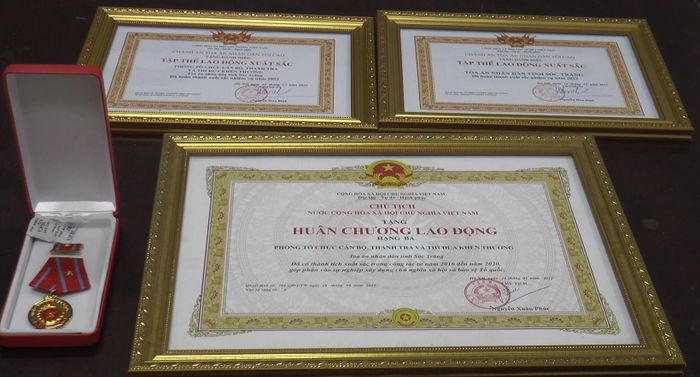 Phòng TCCB, Thanh tra và TĐKT vinh dự được tặng thưởng nhiều phần thưởng cao quý của Nhà nước và Chánh án TANDTC.