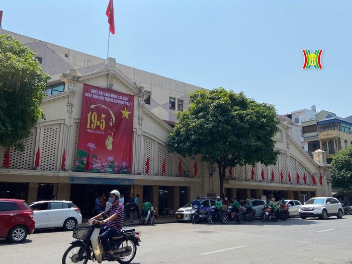 Dưới cái nắng như thiêu như đốt khiến nhiều người dân trong thành phố vật vã tìm mọi cách để chống chọi với nắng nóng.