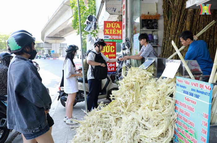Còn tại các khu trọ, sinh viên cũng phải tìm cách đối phó với cái nóng hầm hập từ những căn nhà lợp bằng mái tôn.