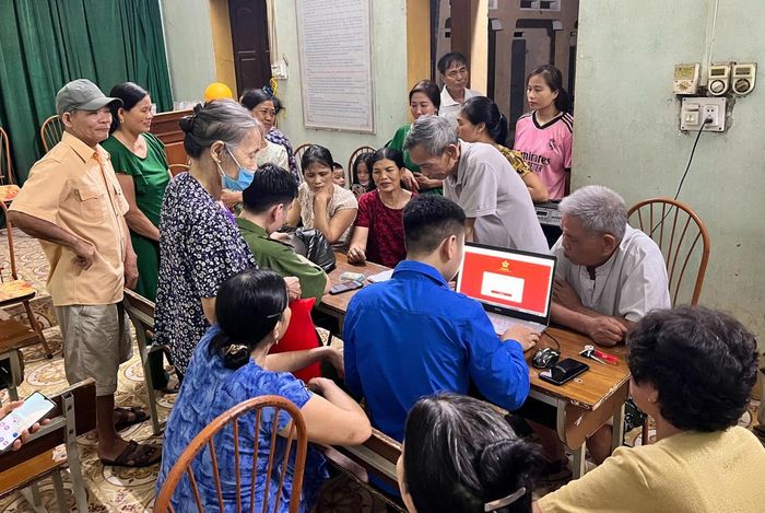 Đông đảo người dân đến các Nhà văn hóa trên địa bàn mang theo giấy tờ tùy thân để cán bộ làm nhiệm vụ nhập dữ liệu chính xác