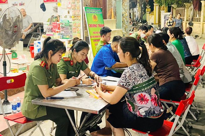Những nơi công cộng được các chiến sĩ trưng dụng làm địa điểm hướng dẫn người dân kích hoạt định danh điện tử