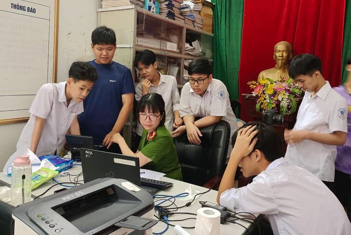 Học sinh đủ tuổi làm Căn cước công dân gắp chíp cũng được các chiến sĩ thông báo đến nhà trường vận động, tuyên truyền để làm thủ tục
