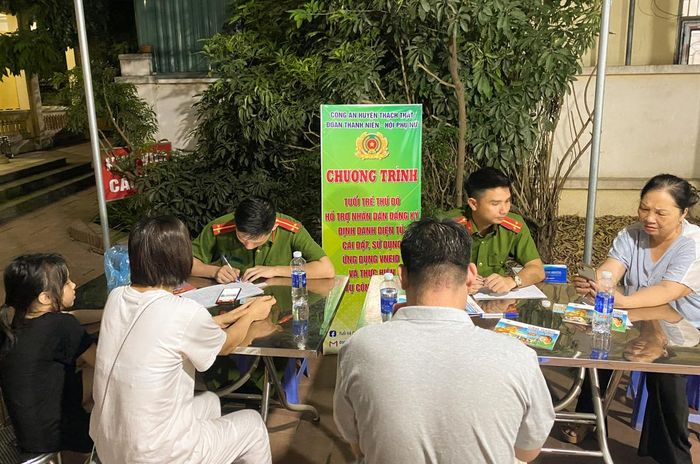 Thời tiết mùa hè oi bức, nắng nóng người dân e ngại không muốn di chuyển vào ban ngày nên các tổ công tác tranh thủ làm đêm để hướng dẫn người dân