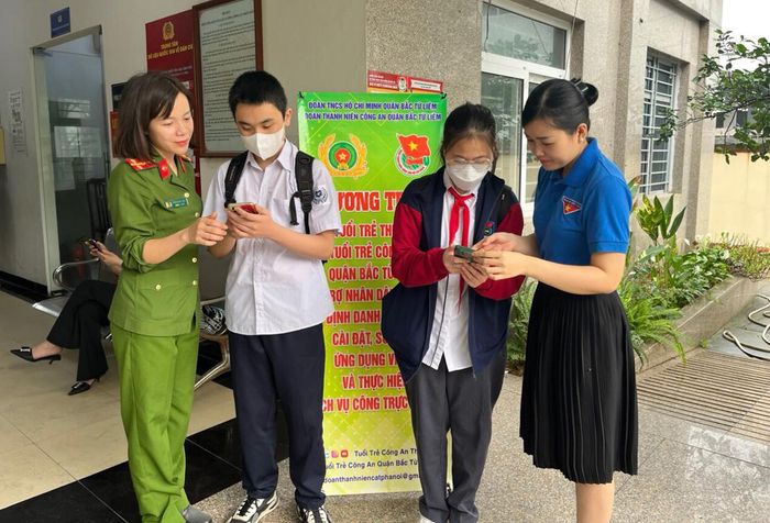 Các đơn vị đang quyết tâm hoàn thành chỉ tiêu cấp Căn cước công dân gắn chíp, kích hoạt định danh điện tử cho toàn bộ công dân cư trú trên địa bàn tới Hà Nội (từ ngày 10-5-2023 đến ngày 30-6-2023) theo Mệnh lệnh 01 của Giám đốc CATP Hà Nội