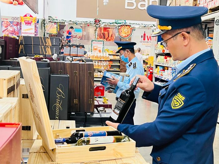 Cục Quản lý thị trường tỉnh Đắk Lắk kiểm tra các loại rượu nhập khẩu từ nước ngoài.