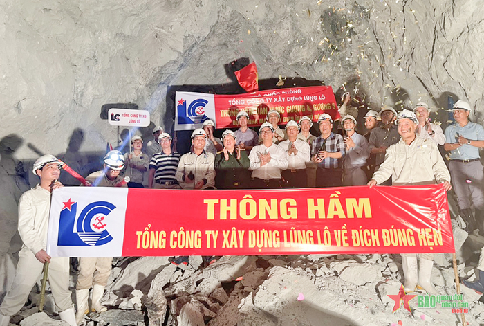 Niềm vui của cán bộ, công nhân viên Tổng công ty Xây dựng Lũng Lô và đơn vị bạn trong thời khắc thông hầm dẫn nước Nhà máy Thủy điện Ialy mở rộng. 