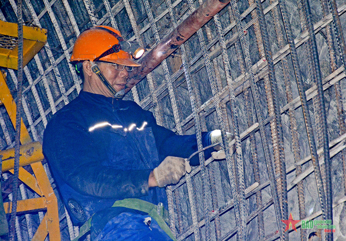  Công nhân Tổng công ty Xây dựng Lũng Lô lắp đặt cốt thép để thi công bê tông đường hầm dẫn nước Nhà máy Thủy điện Ialy mở rộng. 