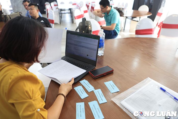  Các thành viên của BTC rà soát từng chi tiết phục vụ giải đấu. 