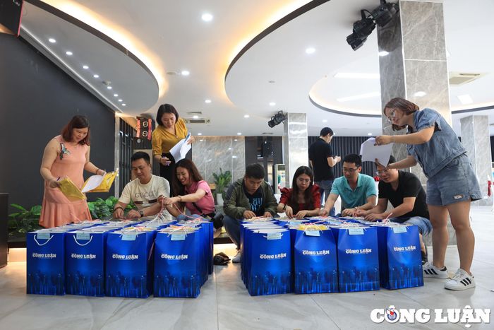  Các thành viên của BTC chuẩn bị thủ tục cho lễ khai mạc và trao giải golf "Ước mơ xanh" lần thứ hai. 