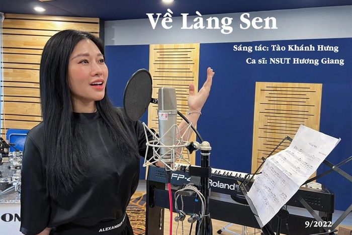 Thượng tá - Nghệ sĩ ưu tú Hương Giang đang thể hiện ca khúc trong phòng thu âm.