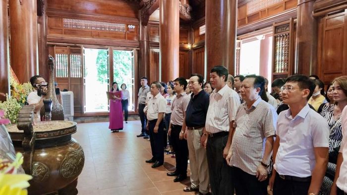 Đoàn cán bộ, phóng viên Báo Xây dựng dâng hương Chủ tịch Hồ Chí Minh tại Khu di tích quốc gia đặc biệt Kim Liên (Nghệ An).